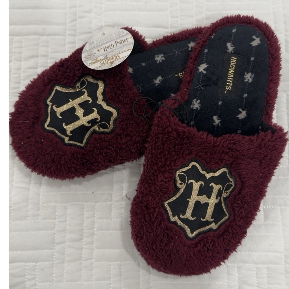 Harry‎ Potter Hogwarts Slippers Burgundy Faux Fur Gold Crest SM/MD NEW